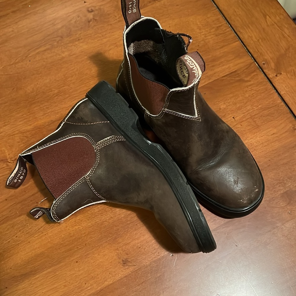 Blundstone Chestnut ankle Chelsea boot. Size 9.